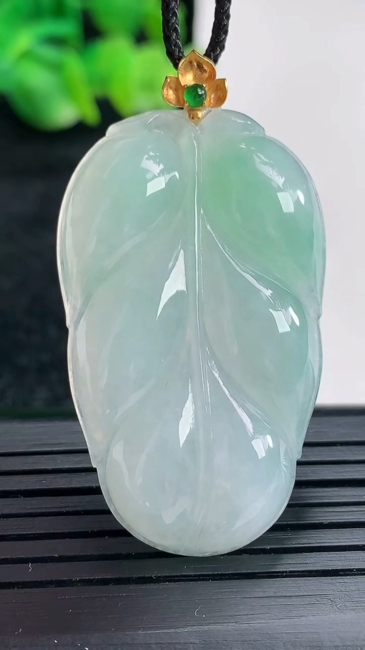 天然A货翡翠金枝玉叶 叶子吊坠尺寸40-25-5.5重量:11.25g
4月17日