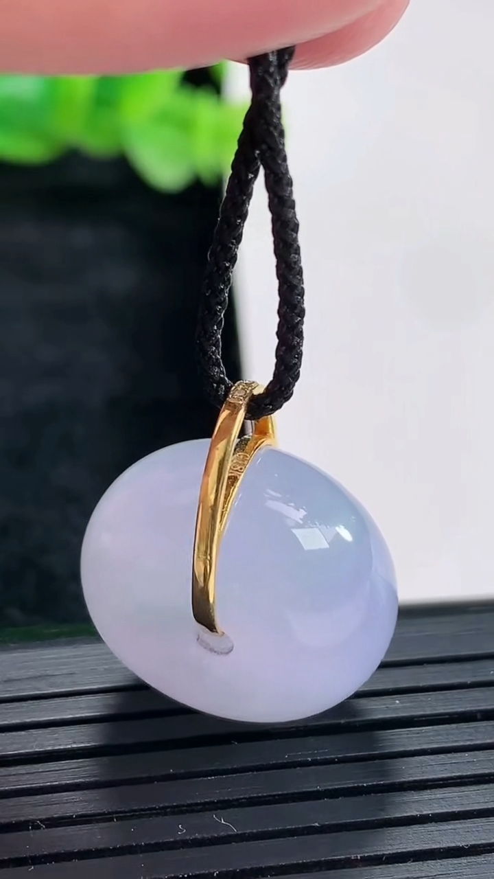 天然A货翡翠18k金紫罗兰路路通吊坠尺寸20-12重量:10.44g
4月17日