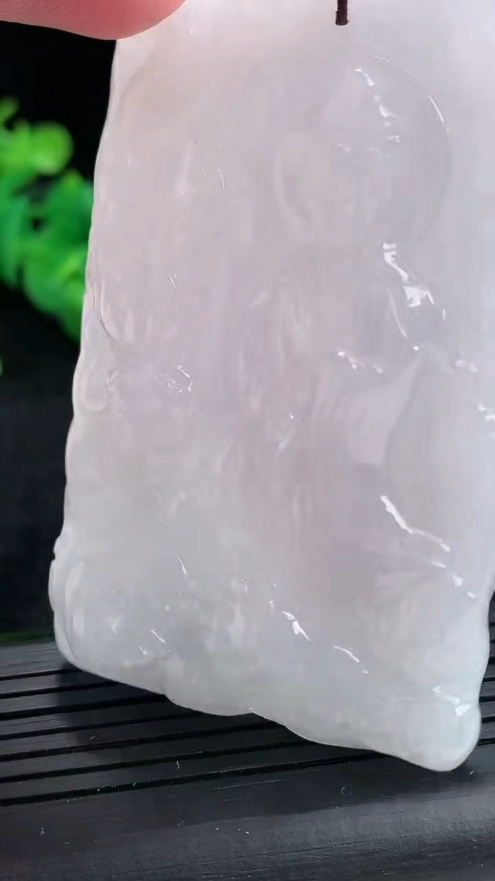 天然A货翡翠紫罗兰祥龙观音吊坠尺寸70.5-44.5-12重量:62.12g
4月17日