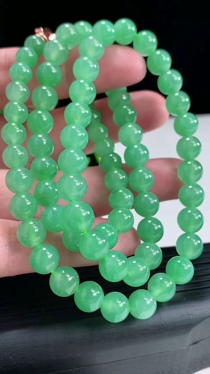天然A货翡翠圆珠项链，尺寸8-72颗重量:60.09g4月17日
工厂直销收藏佳品,种好水足，色泽均匀，有种有色，上手高大气！