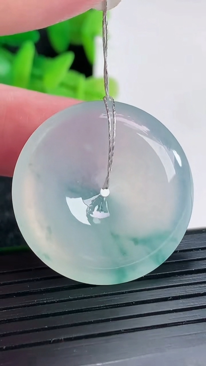 天然A货翡翠种飘花平安扣吊坠尺寸30-5.5重量:10.52g
4月17日