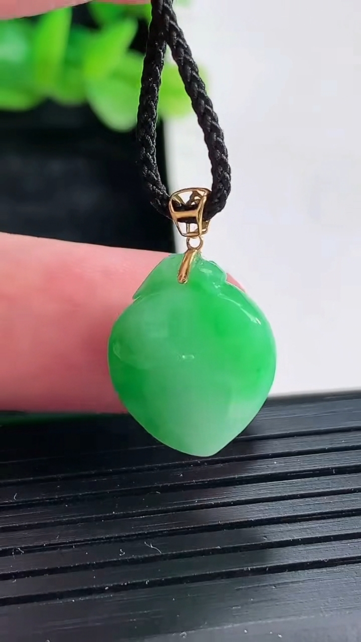 天然A货翡翠福瓜吊坠尺寸17.5-14-9重量:3.32g
4月17日