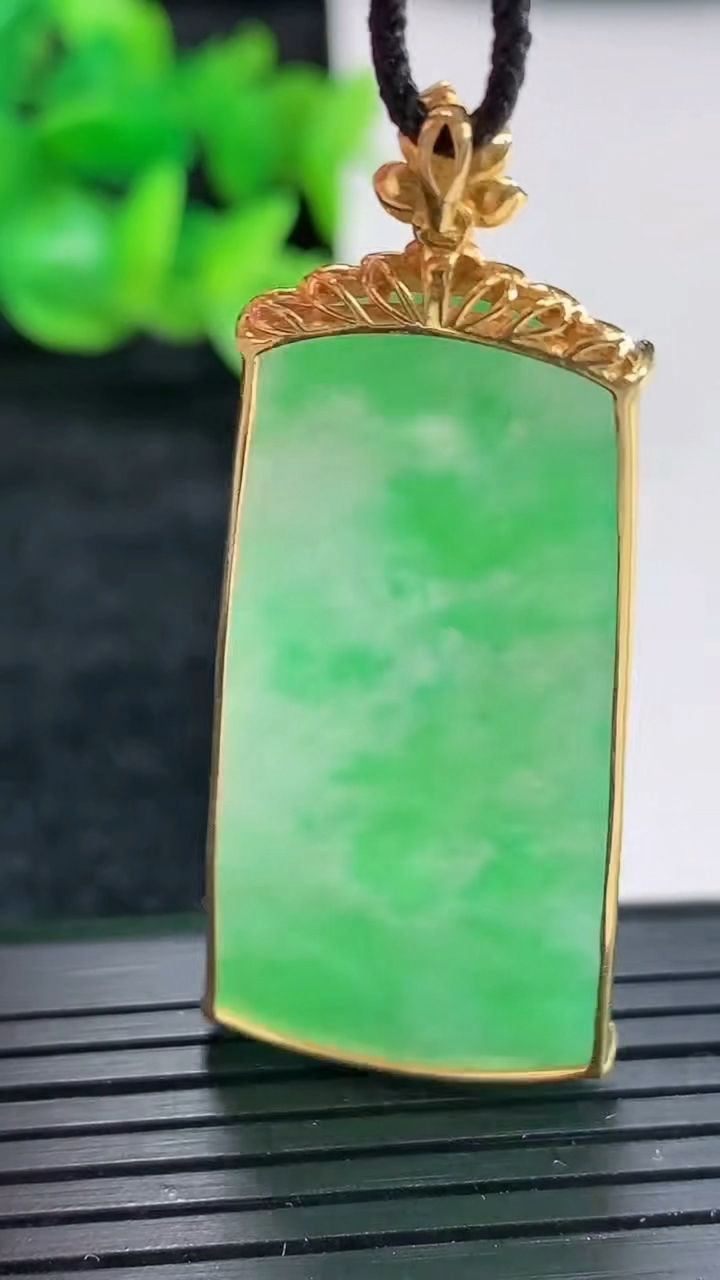天然A货翡翠无事牌吊坠尺寸49.5-21-3.6，裸石41-21重量:8.21g
4月17日