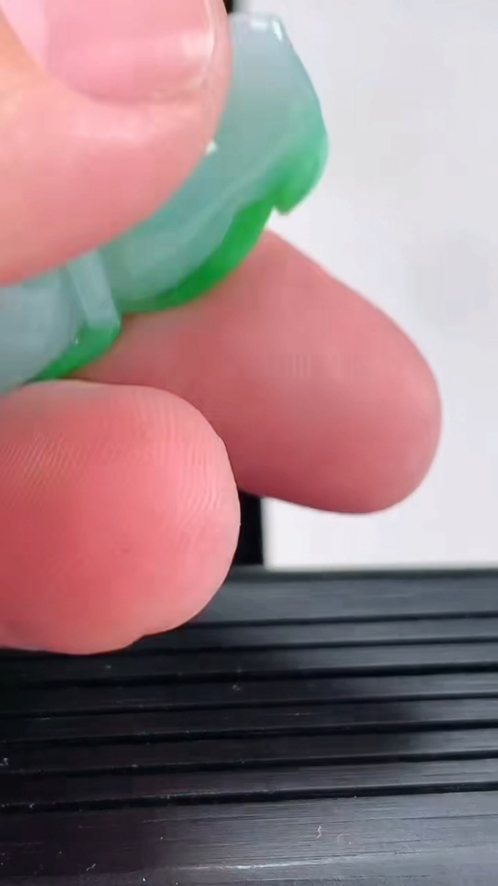 天然A货翡翠葫芦吊坠尺寸35-18.6-11重量:9.93g
4月17日