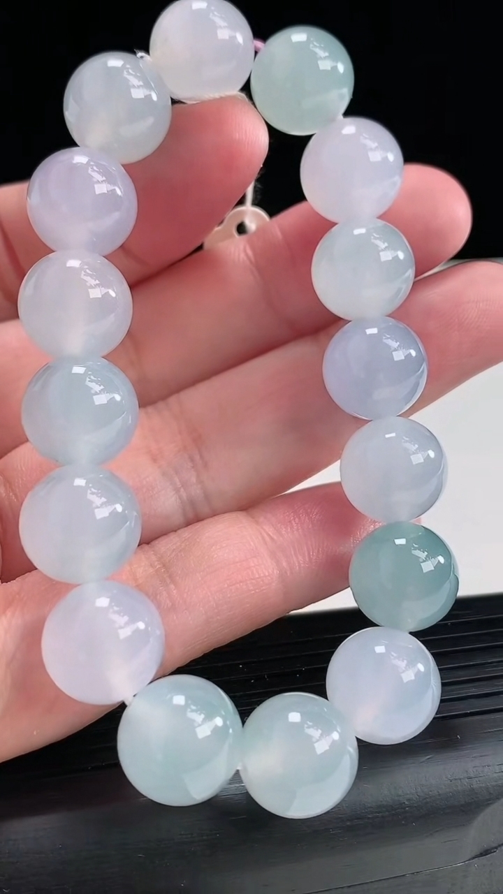 天然A货翡翠圆珠手串尺寸12.5-16颗重量:53.42g4月17日
工厂直销收藏佳品,种好水足，色泽均匀，有种有色，上手高大气！