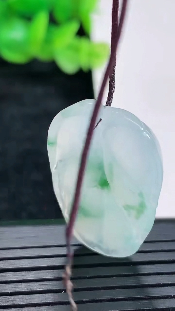 天然A货翡翠飘花金枝玉叶 叶子吊坠尺寸34-20-5重量:6.42g
4月17日