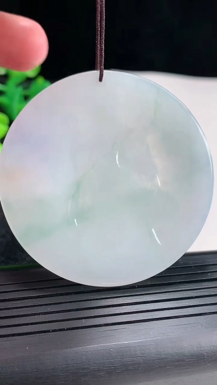 天然A货翡翠三彩飘花虚空藏菩萨吊坠尺寸55-5.5重量:33.56g
4月17日