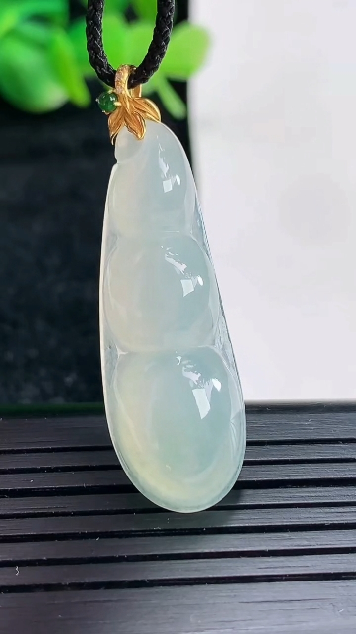 天然A货翡翠福豆吊坠尺寸36-13-5.8重量:4.76g
4月17日