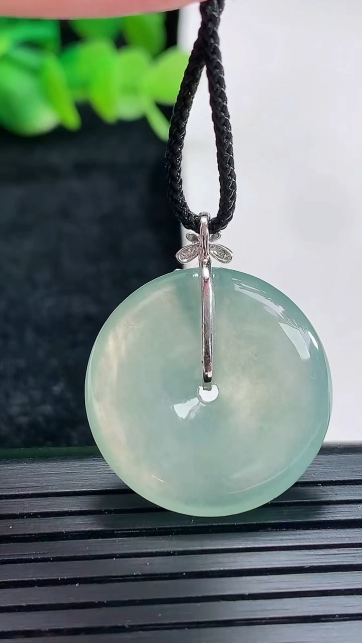 天然A货翡翠平安扣吊坠尺寸23.6-5重量:6.72g
4月17日