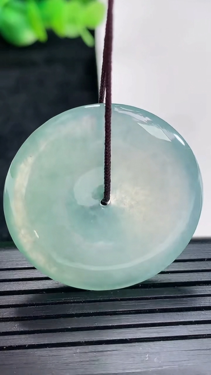 天然A货翡翠飘花平安扣吊坠尺寸32-5.2重量:11.38g
4月17日