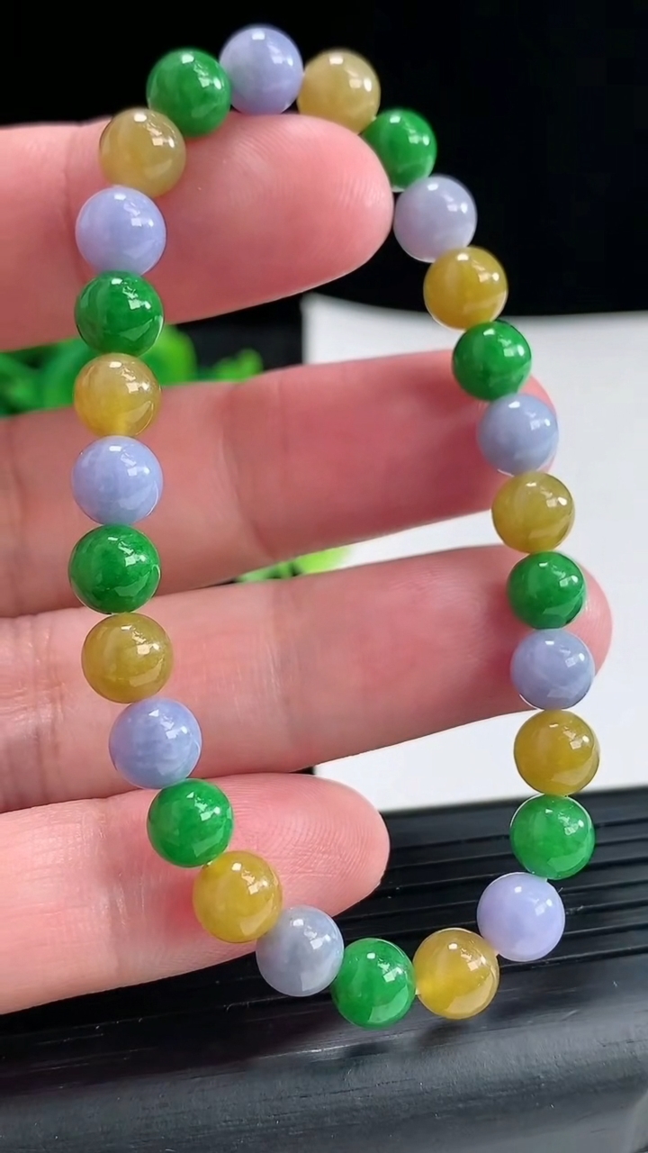 天然A货翡翠三彩圆珠手串尺寸6.6-26颗重量:13.58g4月17日
工厂直销收藏佳品,种好水足，色泽均匀，有种有色，上手高大气！