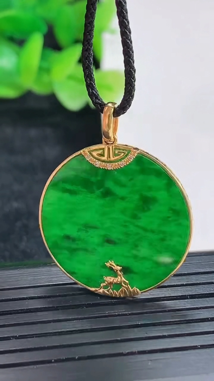 天然A货翡翠无事牌吊坠尺寸30-24-1.2，裸石23重量:2.34g
4月17日