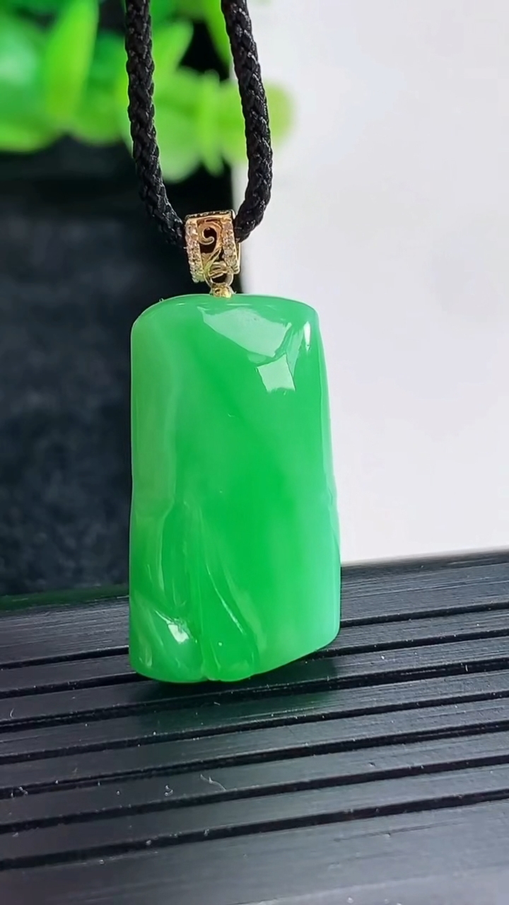 天然A货翡翠节节高升 竹节吊坠尺寸23.6-13.5-5.5重量:4.52g
4月17日