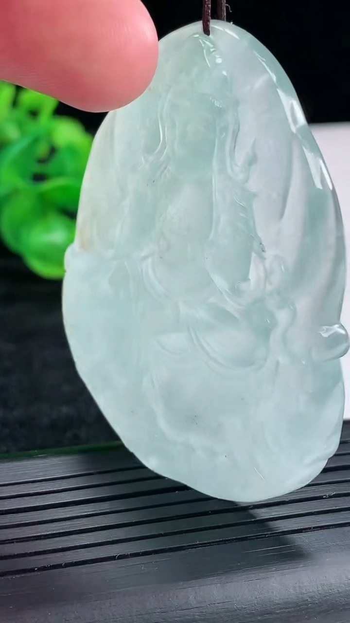 天然A货翡翠观音菩萨吊坠尺寸62-45.6-6.2重量:37.79g
4月17日