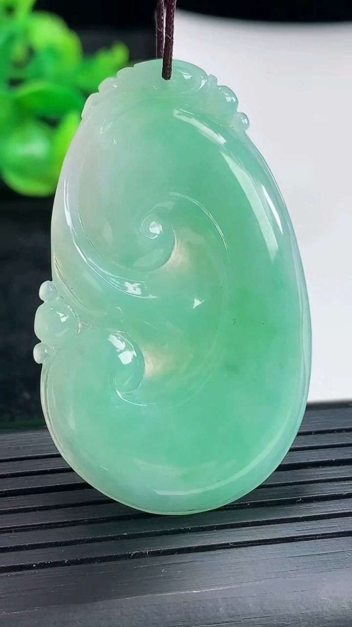 天然A货翡翠如意吊坠尺寸50-31-4.2重量:12.08g
4月17日