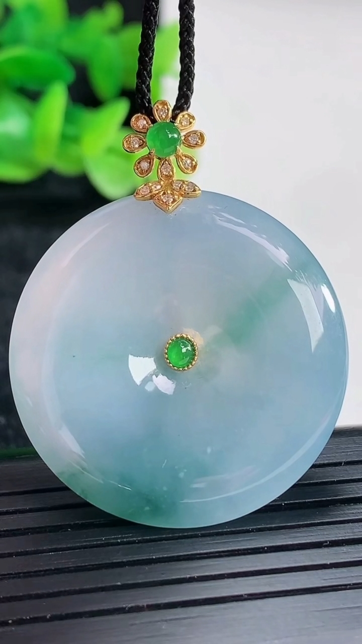 天然A货翡翠种紫罗兰 飘花平安扣吊坠尺寸33-5.8重量:14.37g
4月17日