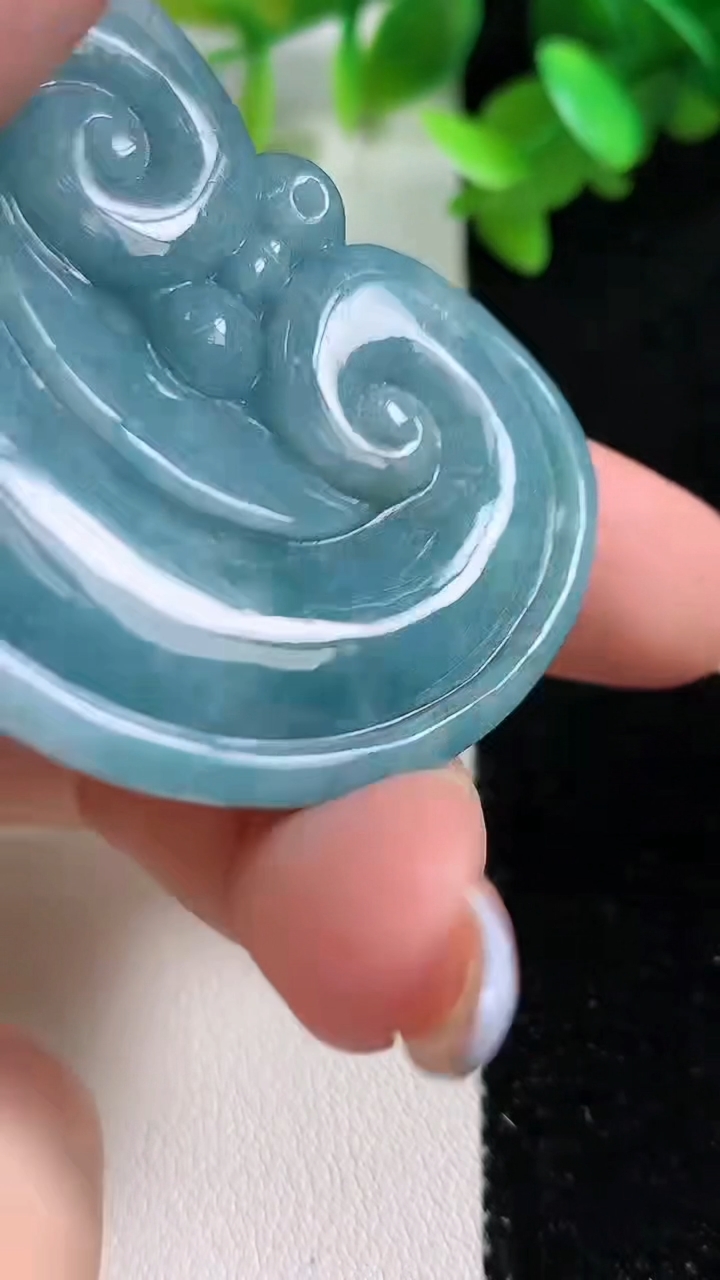 天然A货翡翠紫罗兰如意头吊坠，尺寸39-52-8，重:36.01g
4月17日