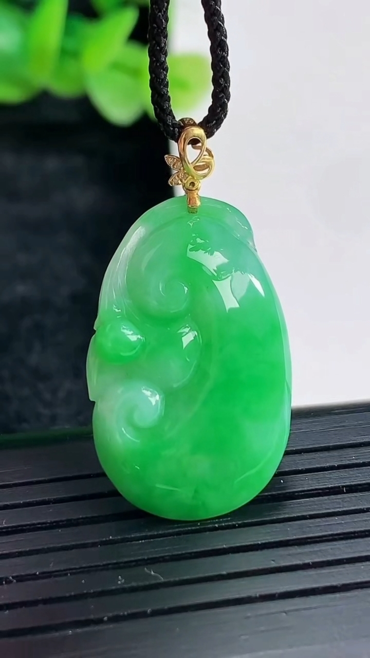 天然A货翡翠如意吊坠尺寸27-17-5.5重量:4.86g
4月17日