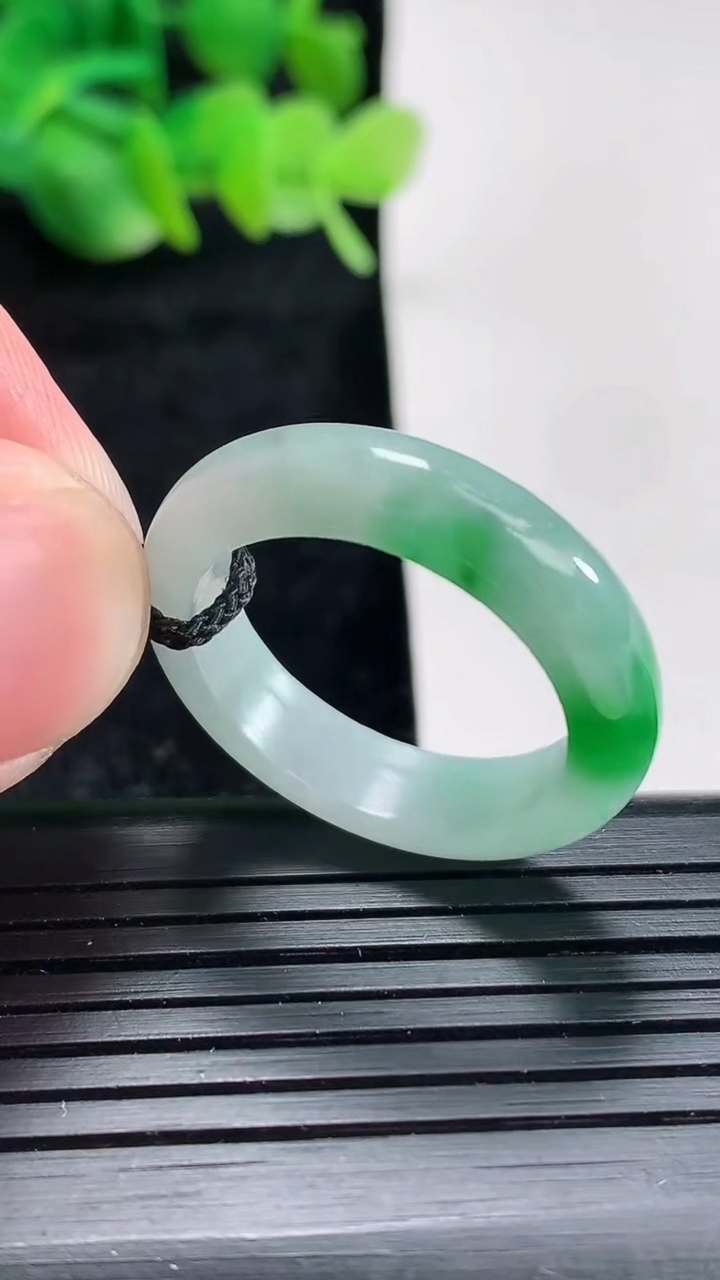 天然A货翡翠玉指环戒指尺寸20-5.5-4重量:4.44g2026年4月17日
工厂直销收藏佳品,种好水足，色泽均匀，有种有色，上手高大气！