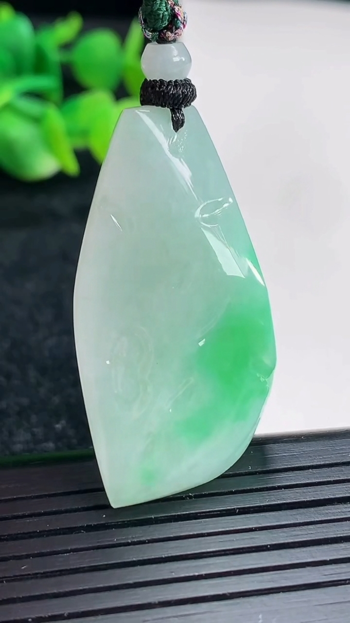 天然A货翡翠原石吊坠尺寸39-22-12重量:18.34g
4月17日