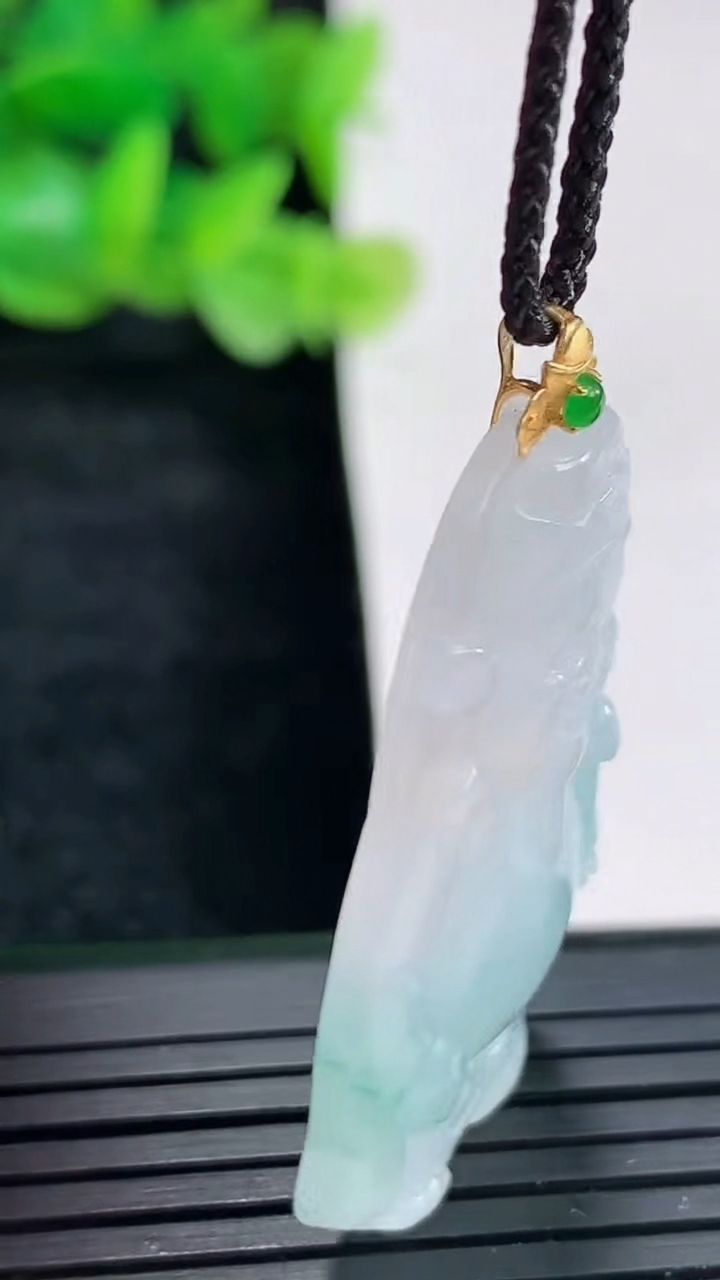 天然A货翡翠18k金飘花财神爷吊坠尺寸38-23-5.5重量:8.47g
4月17日