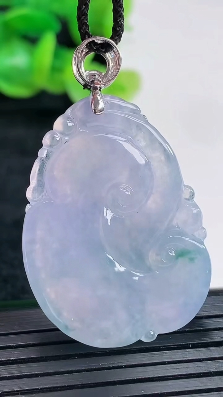 天然A货翡翠种紫罗兰 飘花如意吊坠尺寸34-25.6-5.2重量:10.41g
4月17日