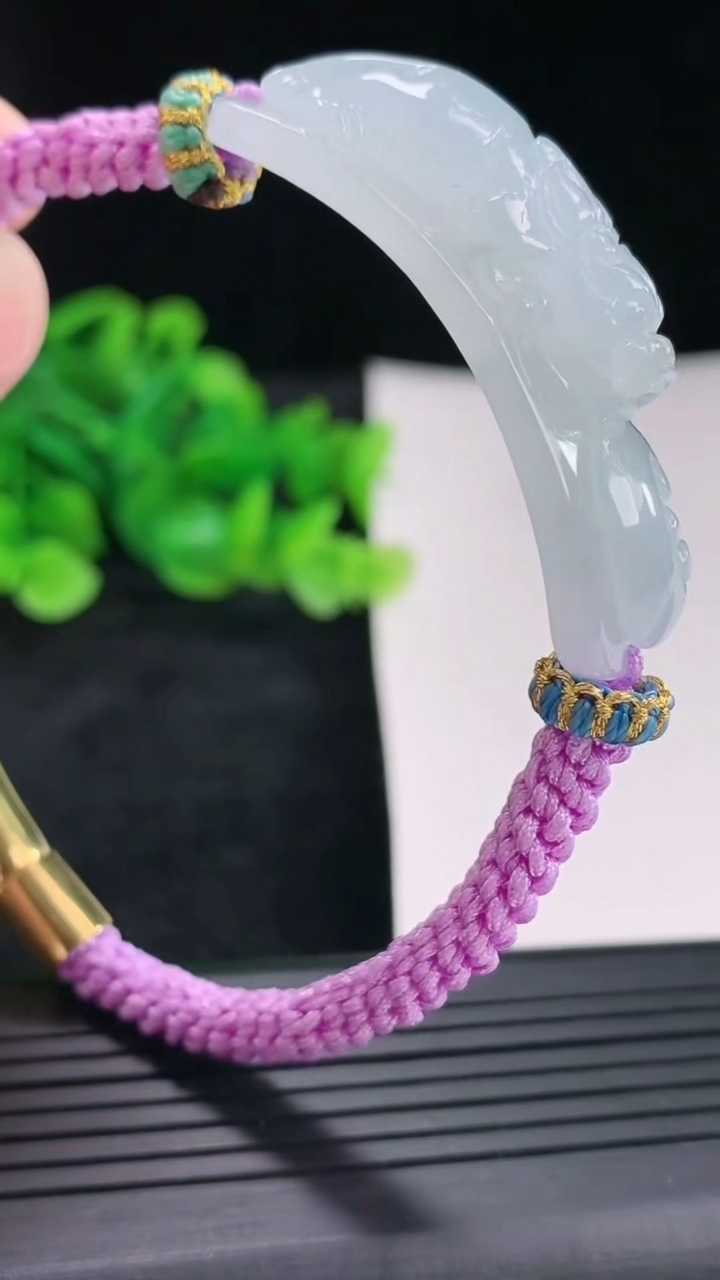 天然A货翡翠貔貅手牌尺寸45.5-13-10重量:21.24g
4月17日