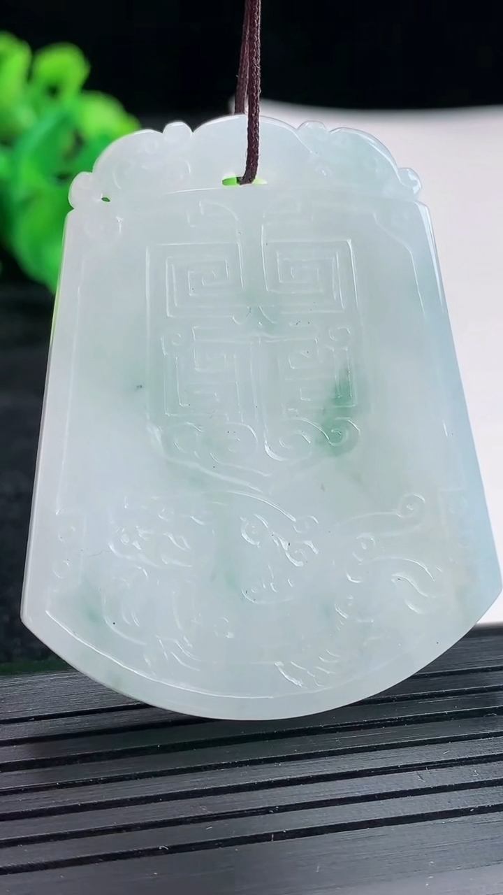 天然A货翡翠飘花仿古龙牌吊坠尺寸53-42.5-5.5重量:30.82g
4月17日