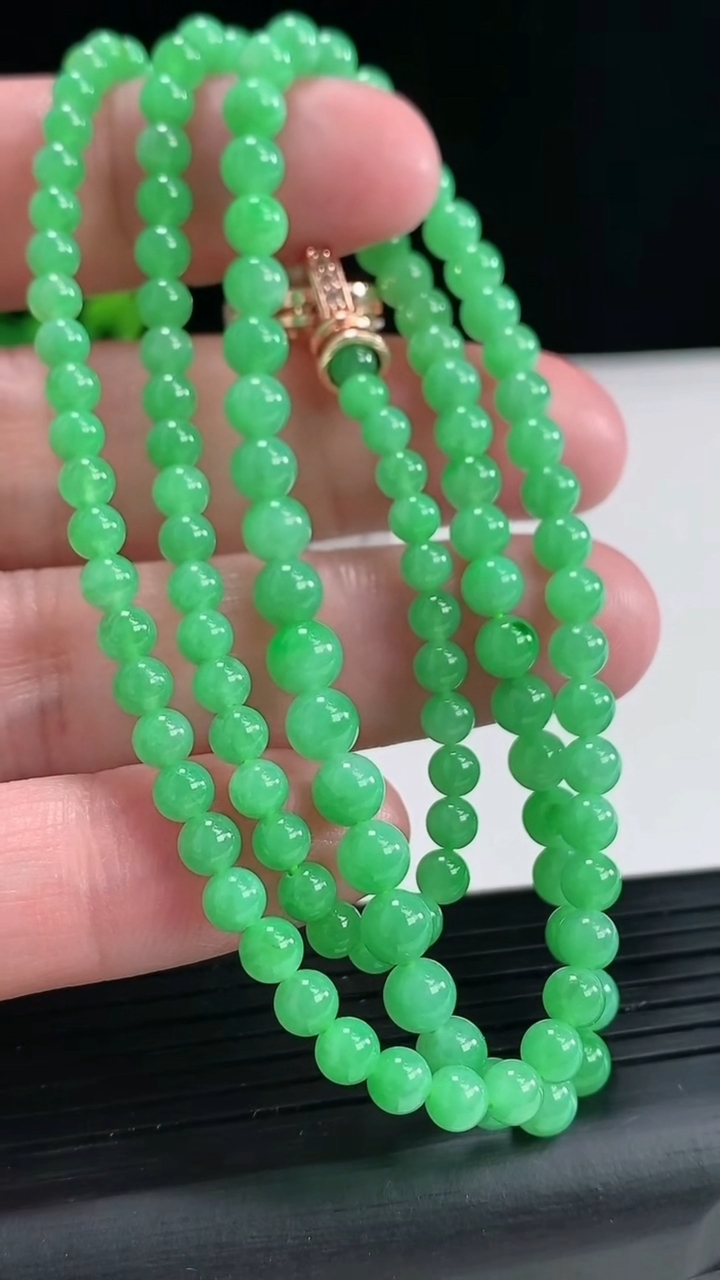天然A货翡翠圆珠项链，尺寸4.5-129颗重量:21.82g
4月17日