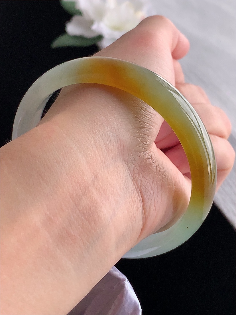 天然A货翡翠飘黄翡正装正圈手镯62-63大圈口 
尺寸62.5-13-7mm 0416