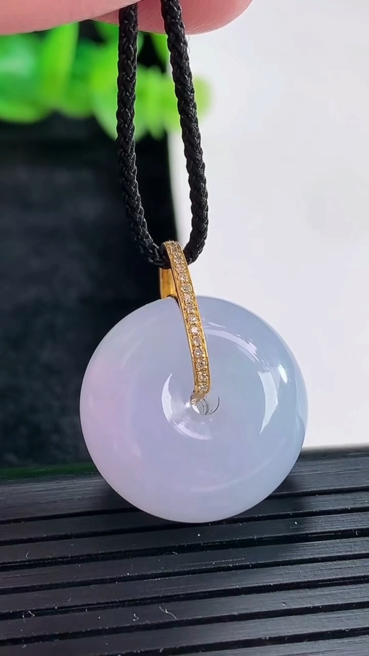 天然A货翡翠18k金紫罗兰路路通吊坠尺寸20-12重量:10.44g
4月17日