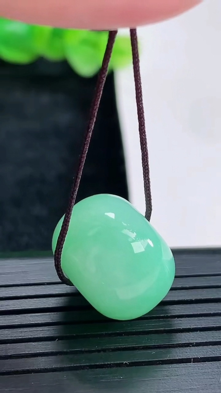 天然A货翡翠路路通吊坠尺寸17.4-13重量:8.17g
4月17日