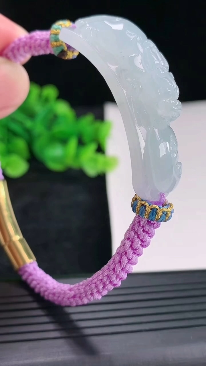 天然A货翡翠貔貅手牌尺寸45.5-13-10重量:21.24g
4月17日