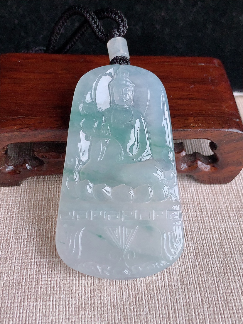 天然A货翡翠飘花大势至菩萨吊坠 
尺寸61.4-35.5-5.2mm 重量32.20g 0415