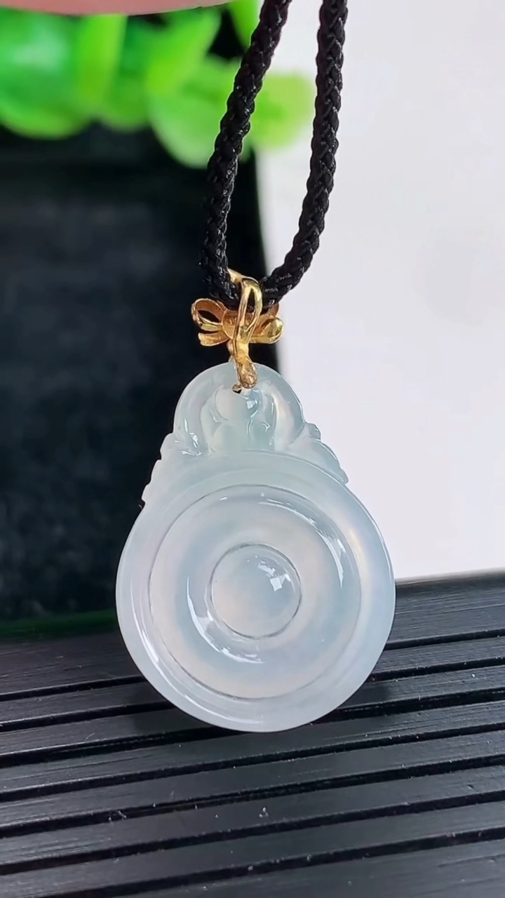 天然A货翡翠种白冰福贝吊坠尺寸23-17-2.5重量:1.76g
4月17日