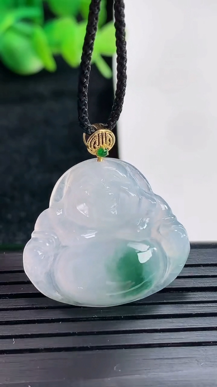 天然A货翡翠18k金飘花佛公吊坠尺寸23-26.5-4重量:3.90g
4月17日