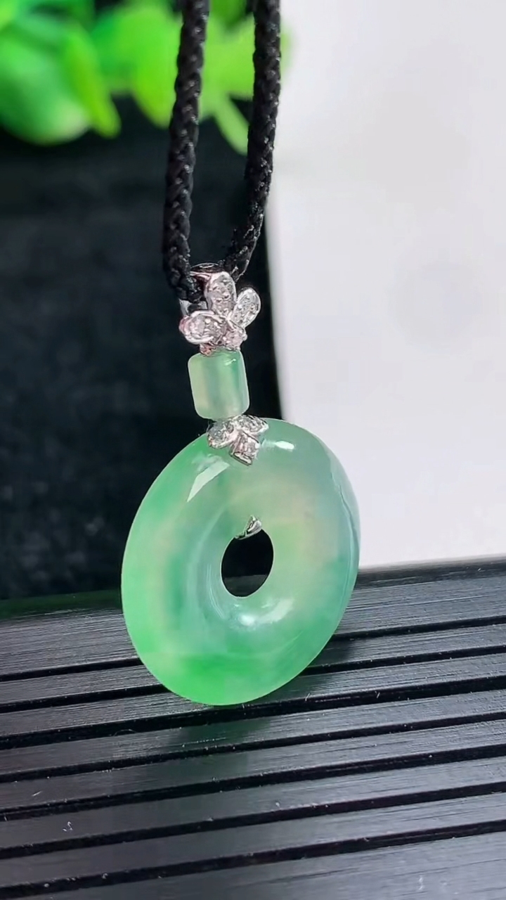 天然A货翡翠子母平安环吊坠尺寸18.5-3.5重量:2.72g
4月17日