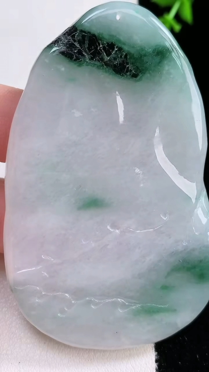 天然A货翡翠飘花观音菩萨吊坠，尺寸70-45-8，重:51.02g
4月17日