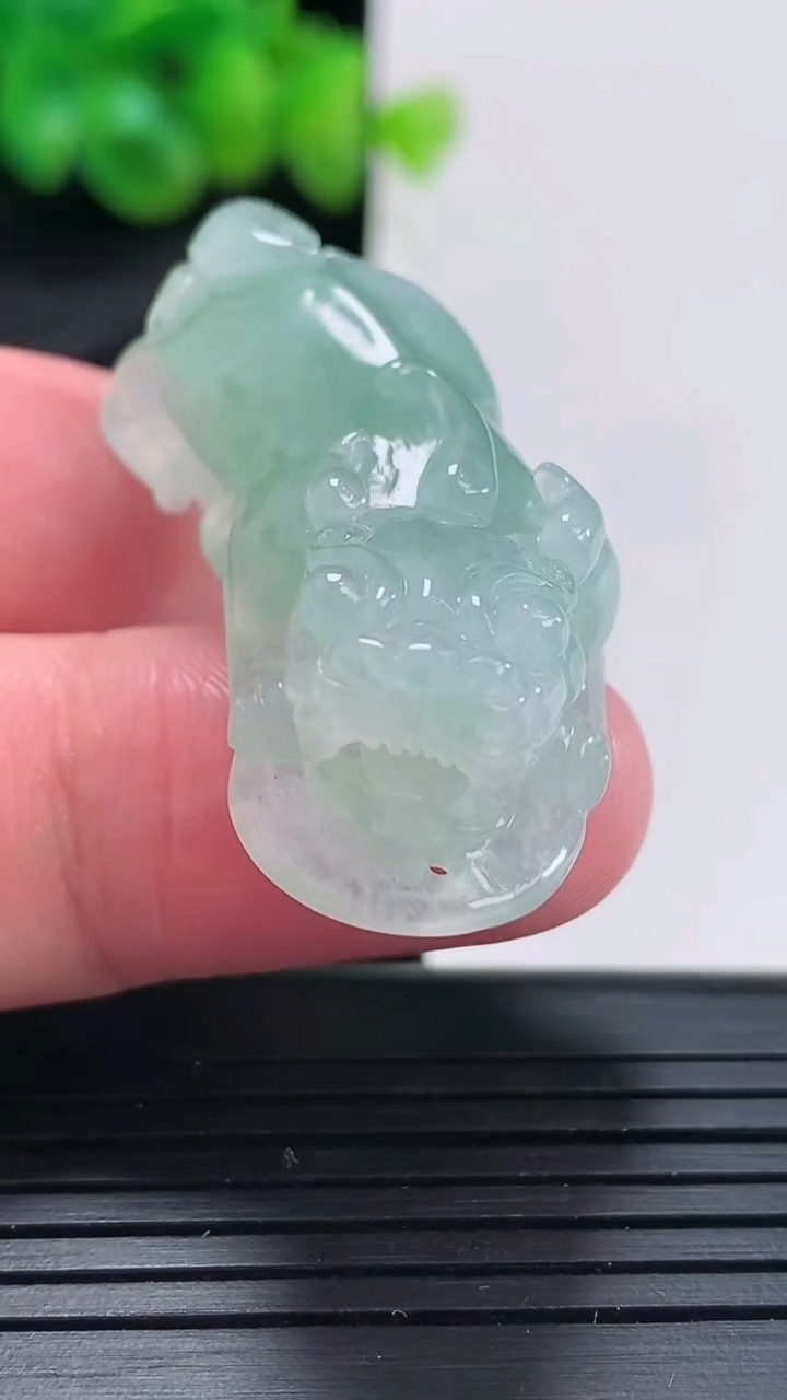 天然A货翡翠貔貅吊坠尺寸41-17.5-14重量:18.43g
4月17日