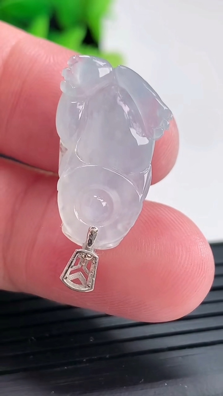 天然A货翡翠种飘花貔貅吊坠尺寸23.5-13.6-5.5重量:3.77g
4月17日