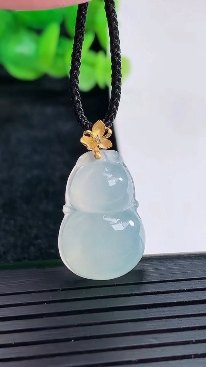 天然A货翡翠种白冰葫芦吊坠尺寸21-15-6重量:3.54g
4月17日