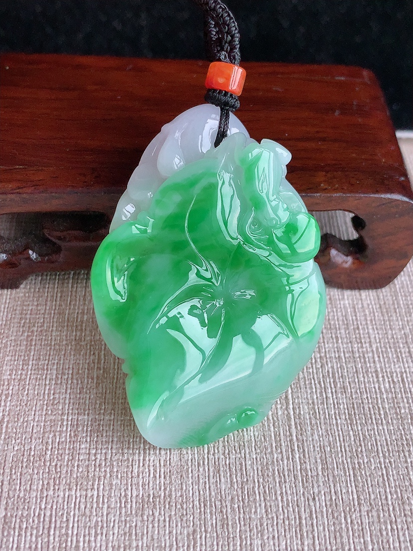 天然A货翡翠飘绿和和美美呱呱来财吊坠  
尺寸53.8-38.8-11.8mm 重量37.76g 0