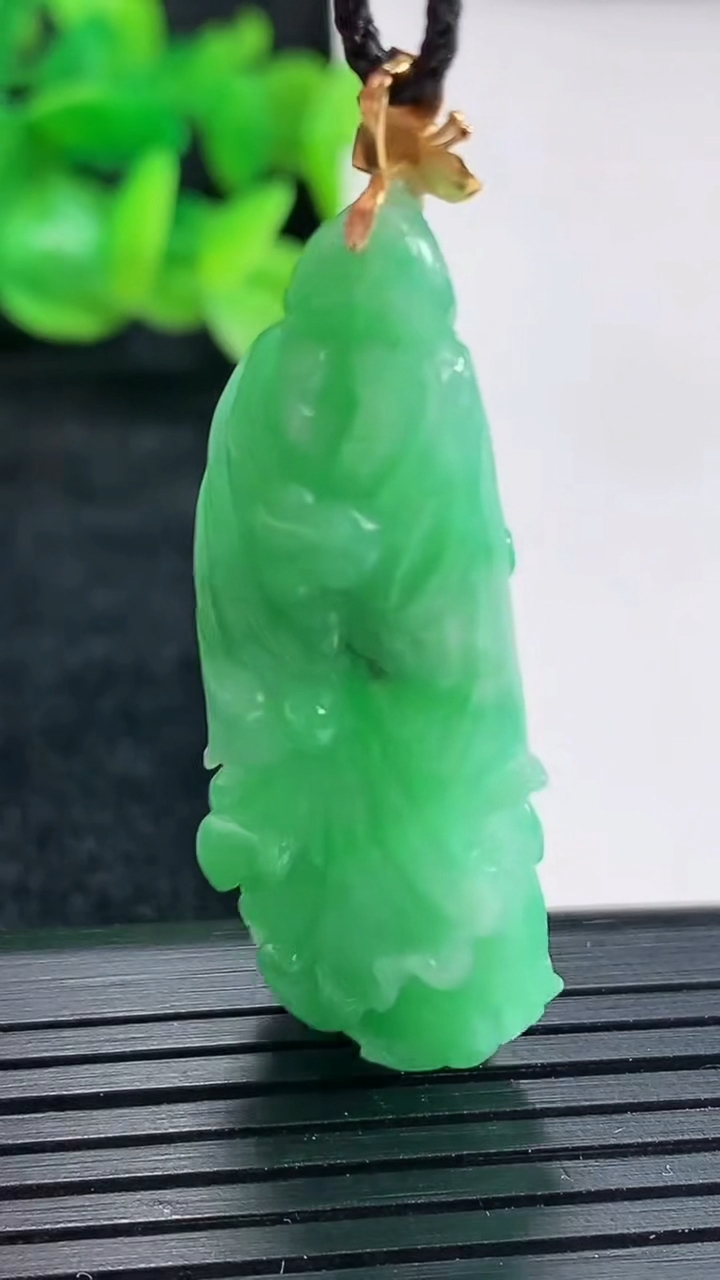 天然A货翡翠白菜吊坠尺寸43.6-18-11.6重量:12.17g
4月17日