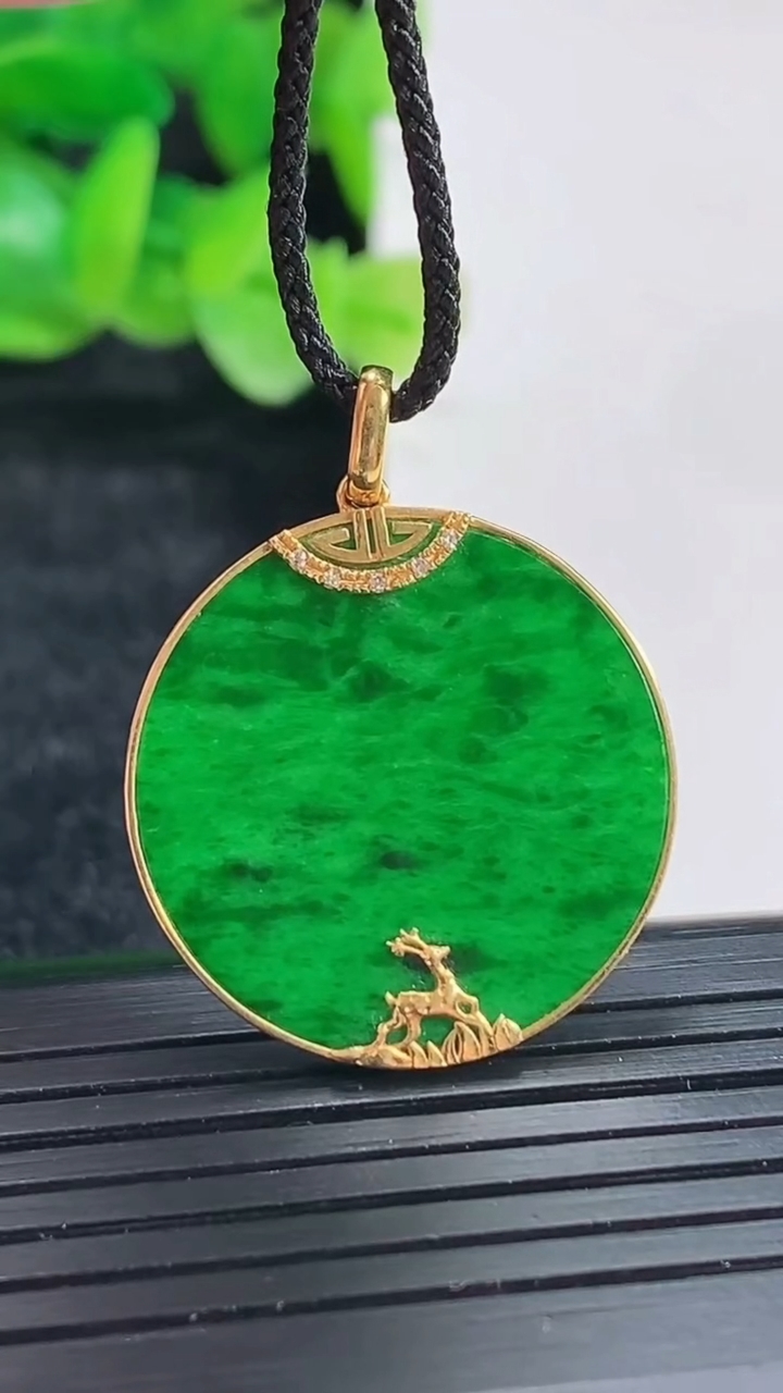 天然A货翡翠无事牌吊坠尺寸30-24-1.2，裸石23重量:2.34g
4月17日