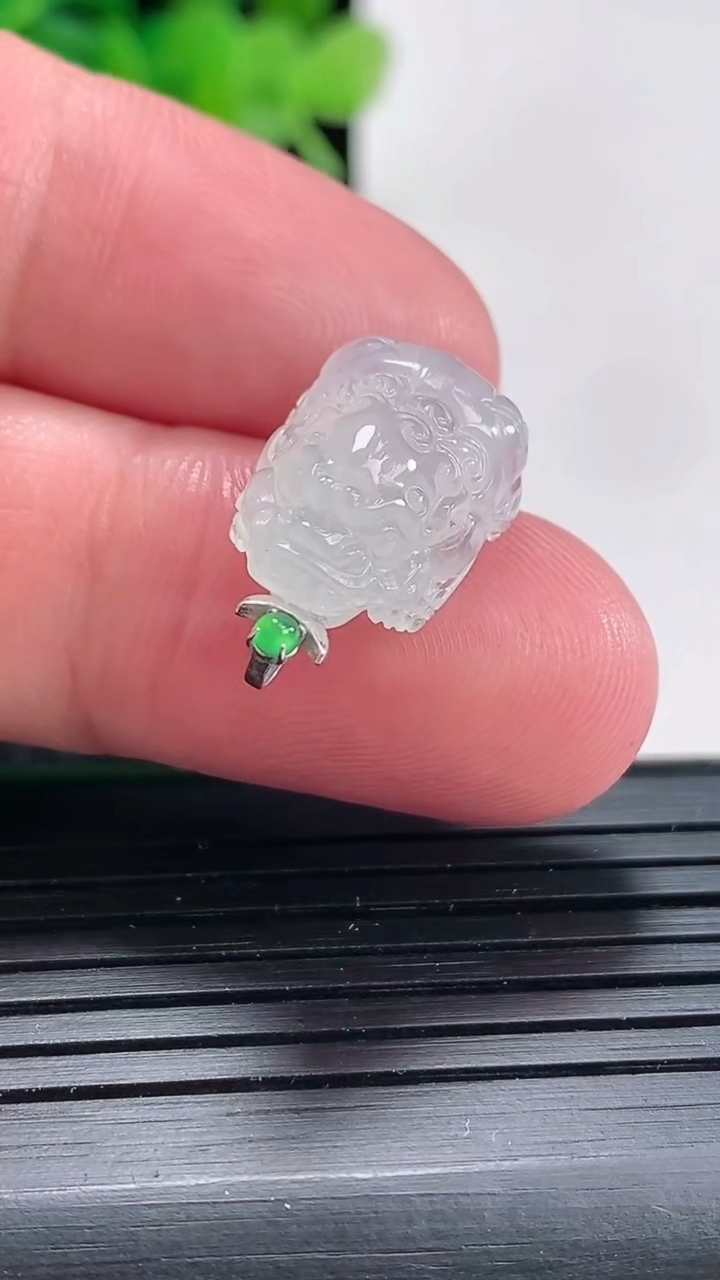 天然A货翡翠种白冰貔貅吊坠尺寸17-11.5-7.5重量:2.59g
4月17日