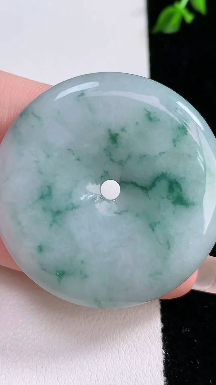 天然A货翡翠飘花平安扣吊坠，尺寸44.2-6，重:25.82g
4月17日