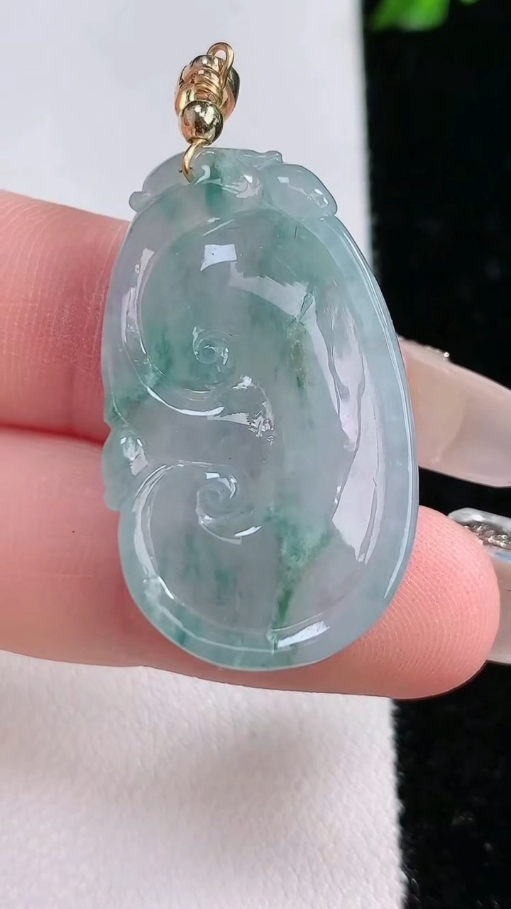 天然A货翡翠飘花如意吊坠，尺寸32.5-19.6-6.6，重:8.15g
4月17日