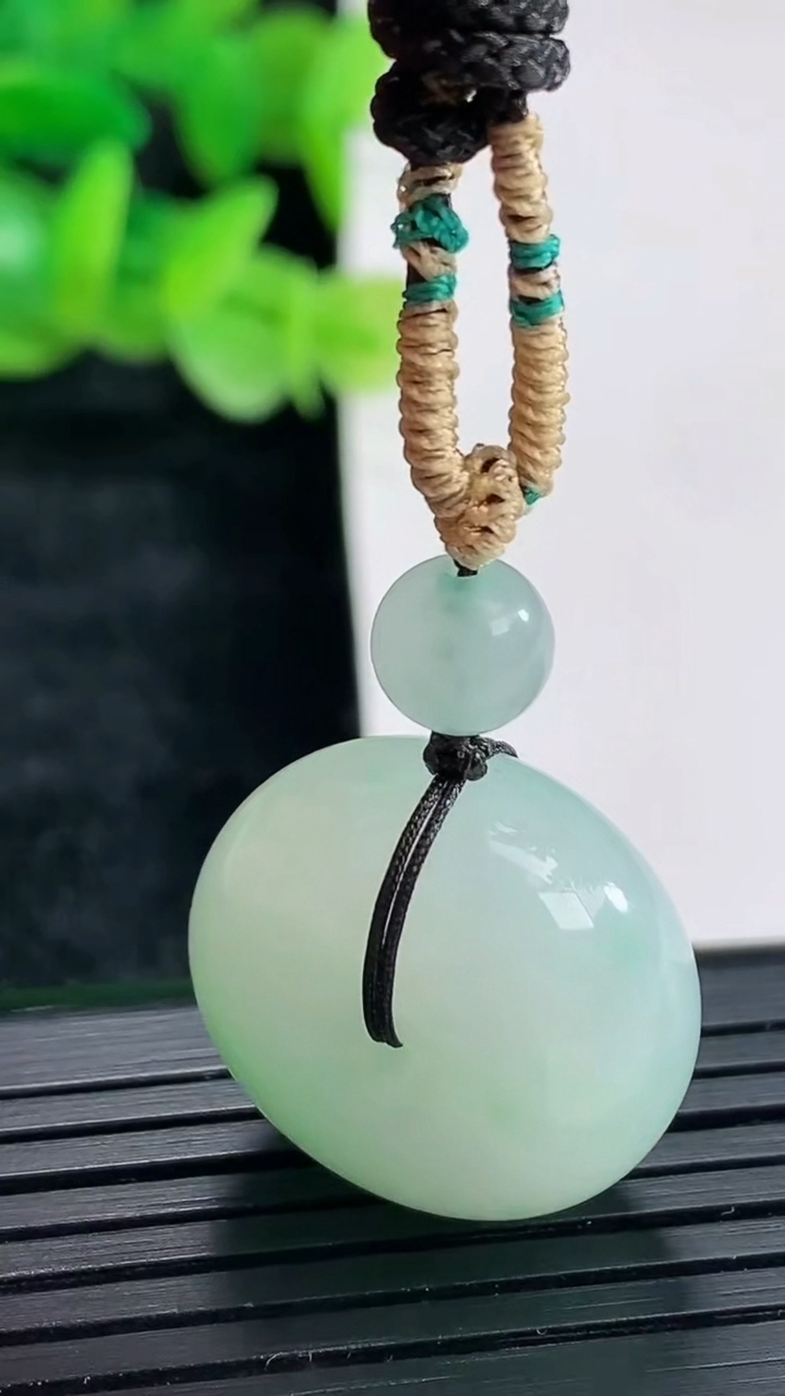 天然A货翡翠路路通吊坠尺寸21-11.5重量:11.91g
4月17日