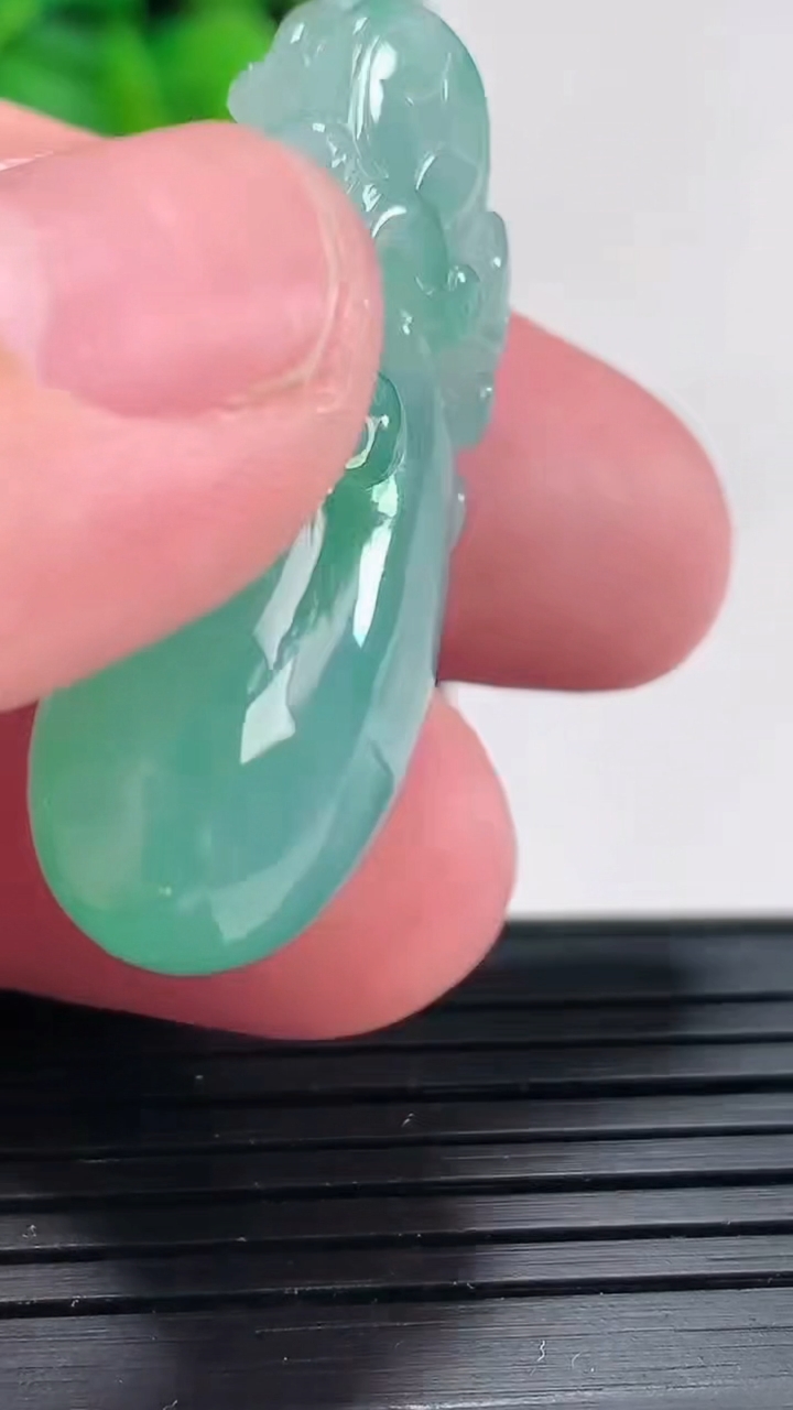 天然A货翡翠福瓜吊坠尺寸39-14-12重量:12.75g
4月17日