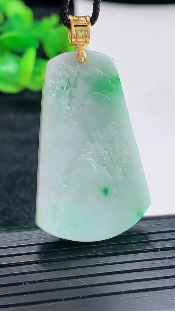 天然A货翡翠山水牌吊坠尺寸41-25-6.2重量:13.79g
4月17日